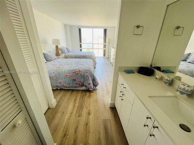 Building Photo - 1450 Brickell Bay Dr