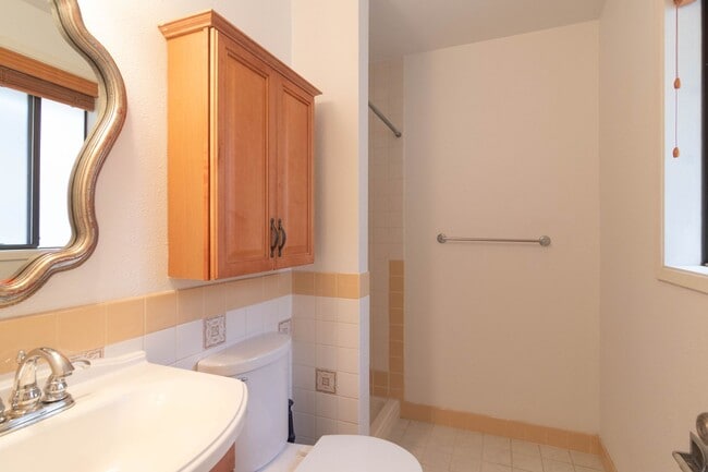 Building Photo - 4 Bed 3 Bath North Side Home nearly 2400 s...