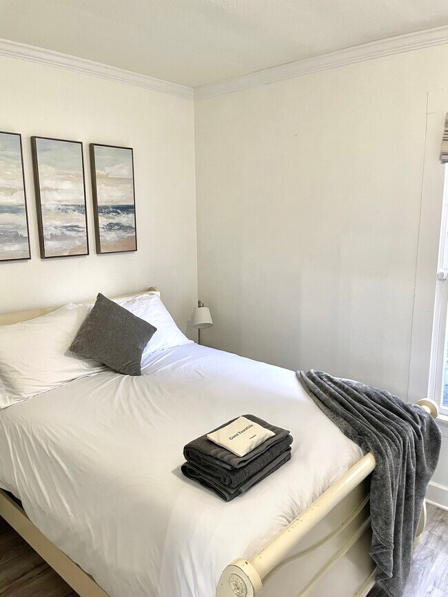 Building Photo - 313 NE Stanton St