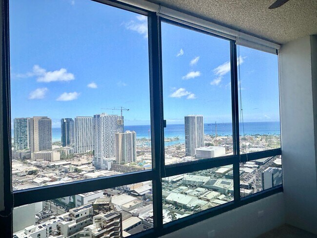 Building Photo - 1 bedroom 1 bath in Highly Desirable Building
