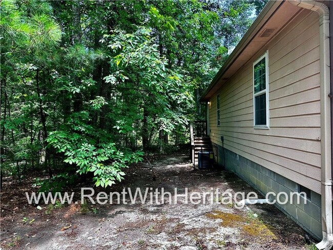 Building Photo - Charming Ranch Home on 1/2 Acre / Nature L...