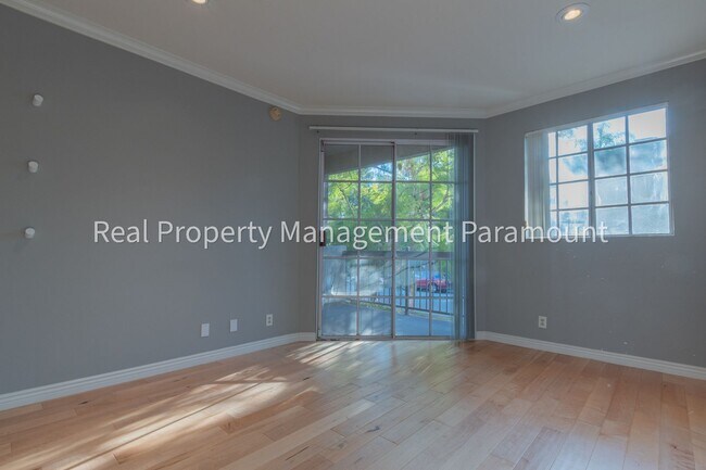 Building Photo - Don't miss out! 2 Bed 2 bath ready to go!