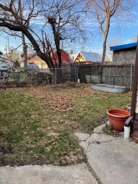 Building Photo - 2303 Althen Ave