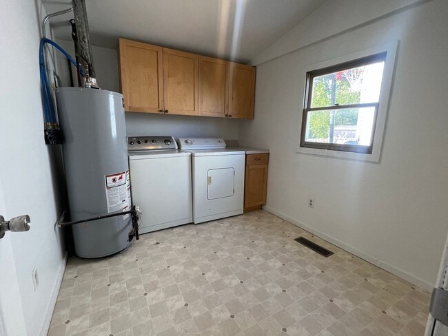 Building Photo - 507 Maplewood Ave