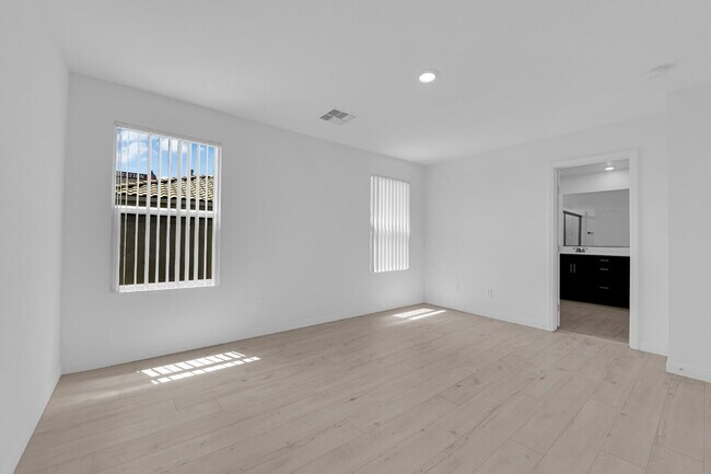 Building Photo - Don't miss out on this beautiful three-bed...