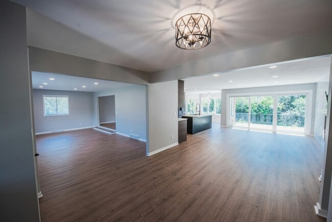 Building Photo - 1545 W Spruce Ct