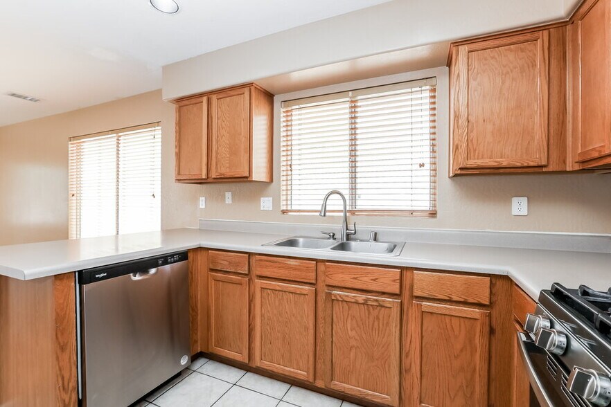 Building Photo - 1653 N 136th Ln