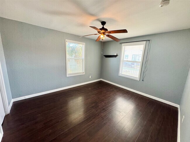 Building Photo - 3714 Avenue S 1/2