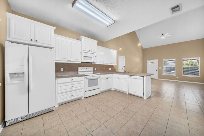 Building Photo - Live just steps from Lake Conroe in this beautifully maintained 3-bedroom, 2-bath home located in...