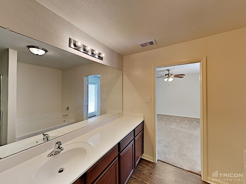 Building Photo - 2402 Regatta Ln