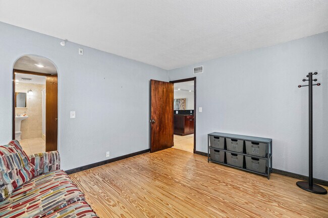 Building Photo - 2400 Deer Creek Country Club Blvd
