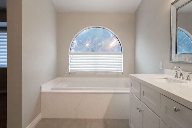 Building Photo - 10024 Sail Landing Ct