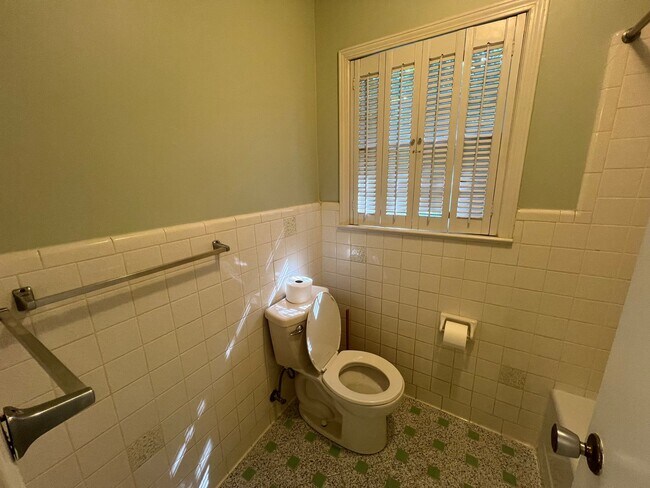 Building Photo - 3 bedroom 2 bathroom single level home in ...