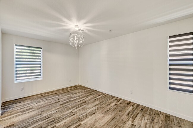 Building Photo - Exquisite Townhome - Life of luxury