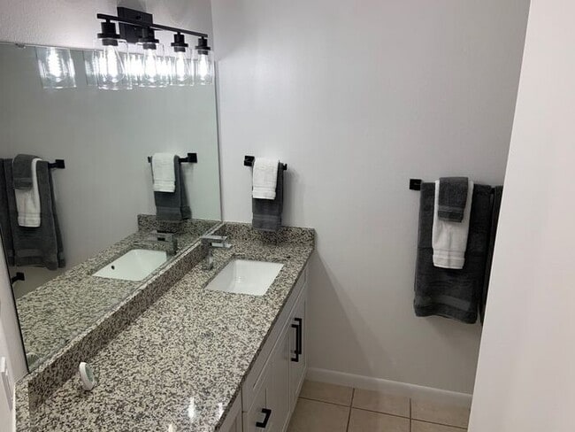 Building Photo - Beautiful 2/2 Condo In Hunter's Reserve! Near UCF!