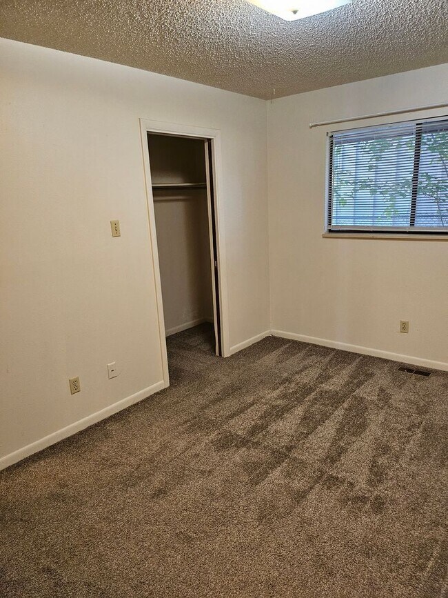 Building Photo - 47 Douglas Ln