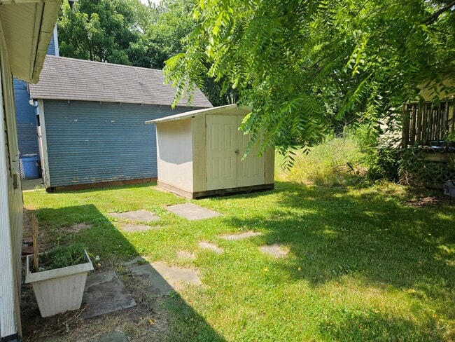 Building Photo - 2 bedroom 1.5 bath single family home