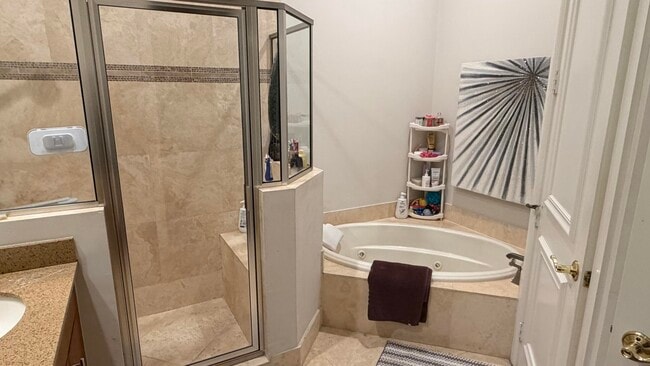 Building Photo - 210 NE 69th Cir