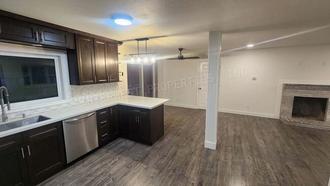 Building Photo - Remodeled 3 bedroom Ranch Style Milwaukie Home With SS Appliances, Fenced Backyard, Garage, & Ext...