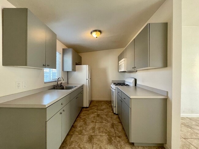 Building Photo - COMING SOON! 1 BEDROOM/1 BATHROOM Condo in Cathedral City!