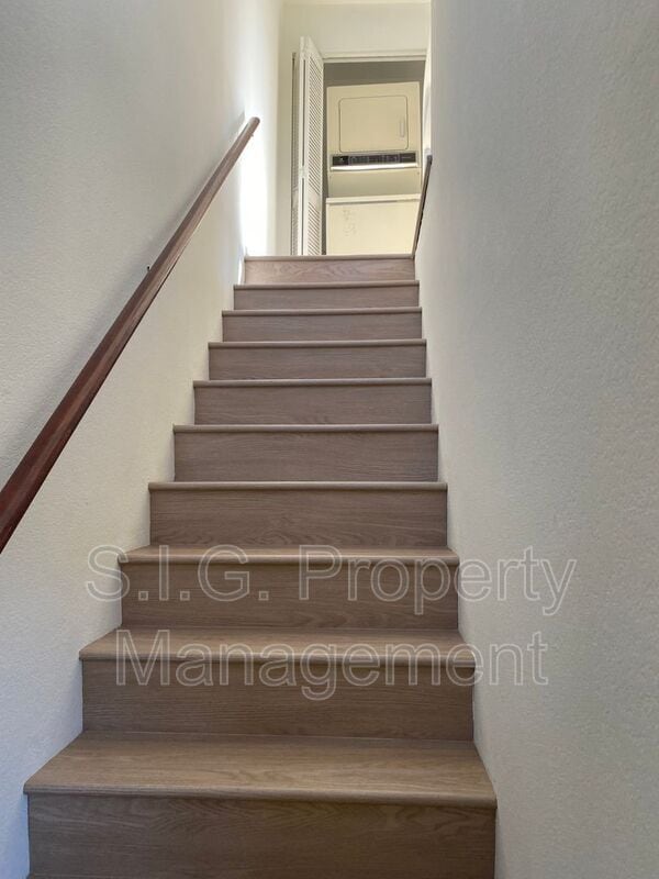 Building Photo - 522 E Maple St