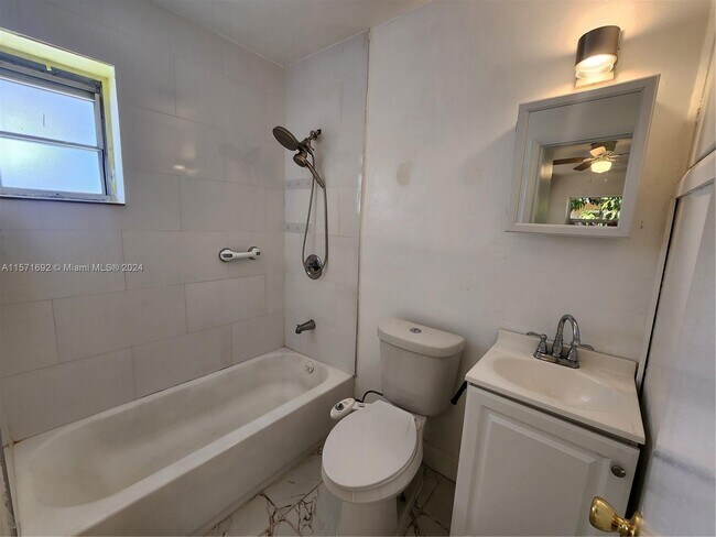 Building Photo - 4172 SW 21st St