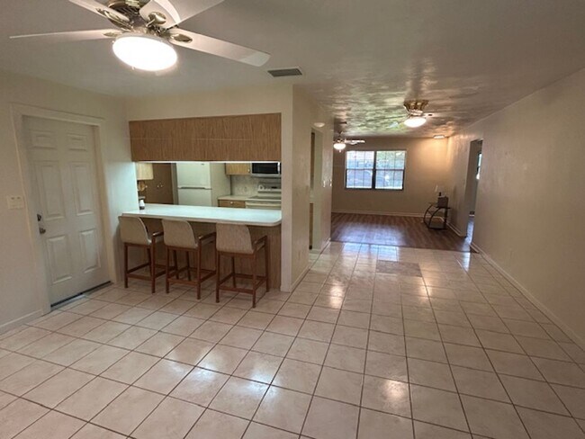 Building Photo - Spacious 3/2/2 in a quiet neighborhood available now!!