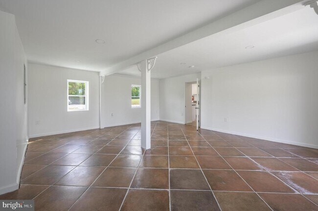 Building Photo - 1979 US-206