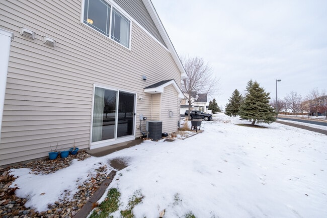 Building Photo - 557 French Ln