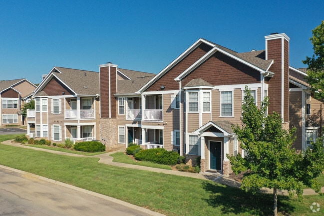 Building Photo - Hamptons at Woodland Pointe