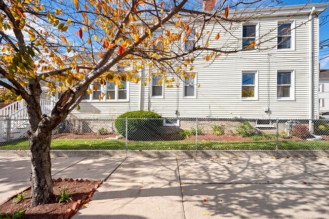 Building Photo - 50 Temple St