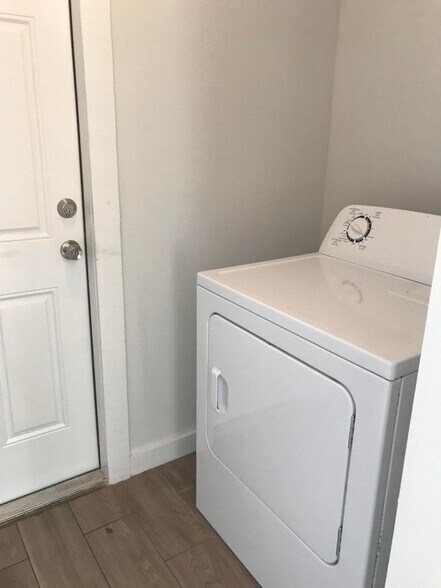 Building Photo - 824 Winters St