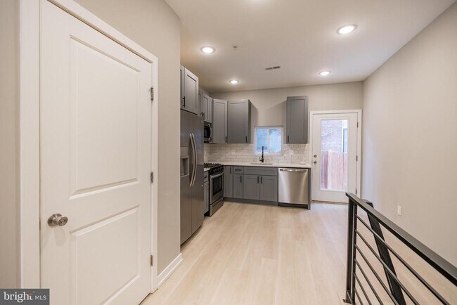 Building Photo - 2428 Jasper St