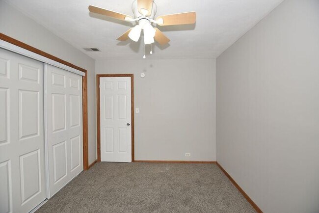 Building Photo - Mishawaka 3 bedroom ranch with large family room and fenced yard