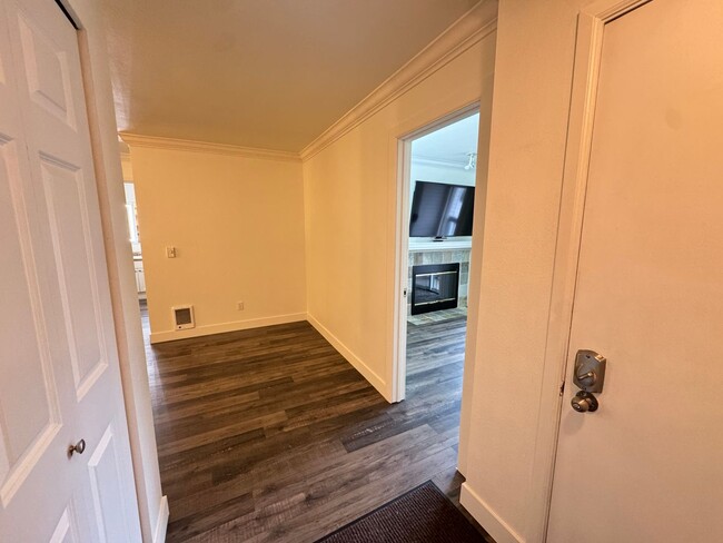 Building Photo - Clean & Bright Federal Way Condo with/ Gar...