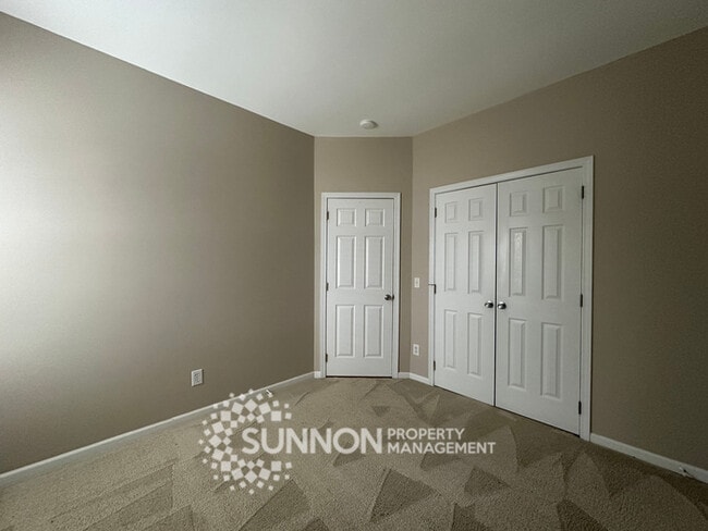 Building Photo - Charming 3-Bedroom Ranch with Sunroom & Wo...