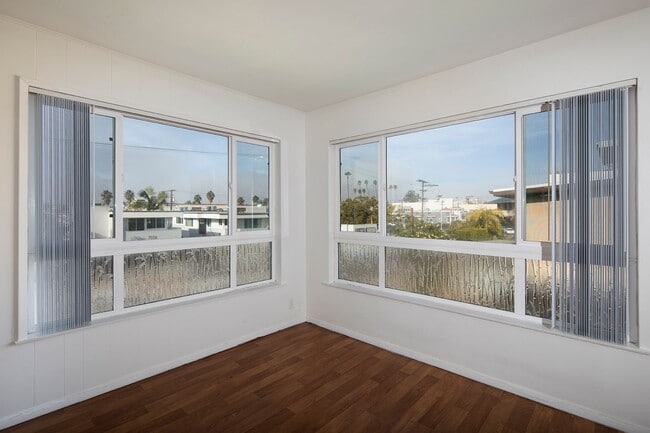 Building Photo - OPEN HOUSE: 12/27 & 12/28 1-2PM ~ Studio in La Jolla ~ 1 MILE from Beach!