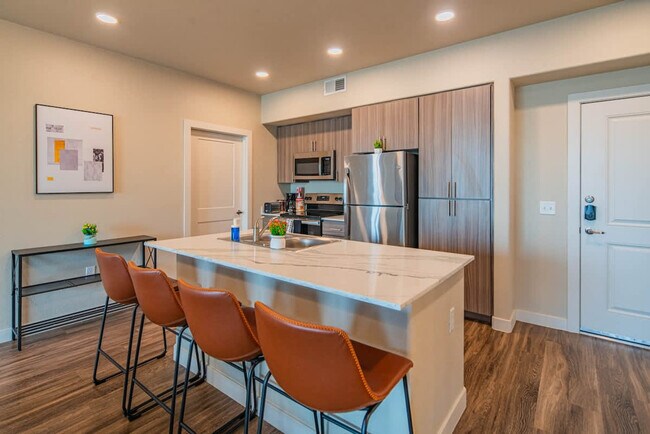 Building Photo - 1890 S Country Club Way