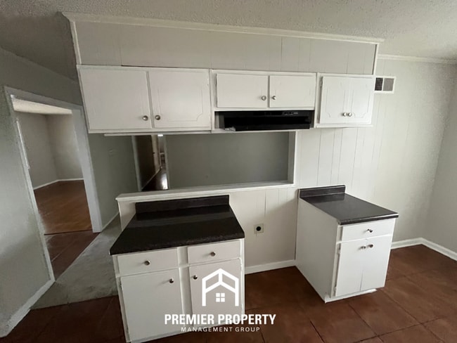 Building Photo - Spacious 3BR Memphis Home with Hardwood Floors, Dual Dining Areas & Fenced Yard