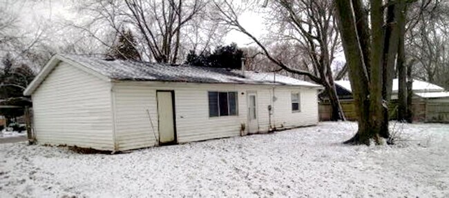 Building Photo - 5 Aztec Pl