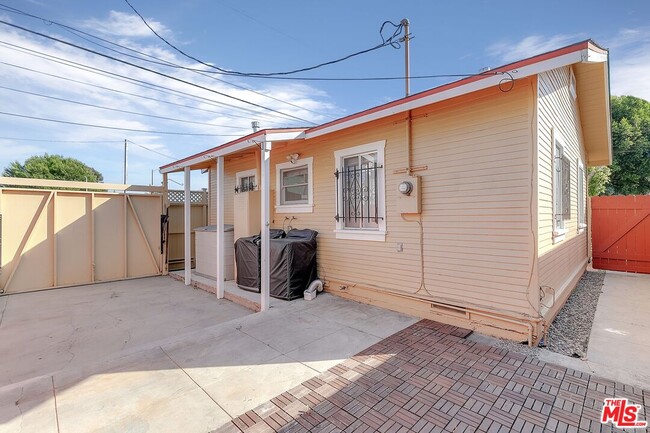 Building Photo - 608 7th Ave