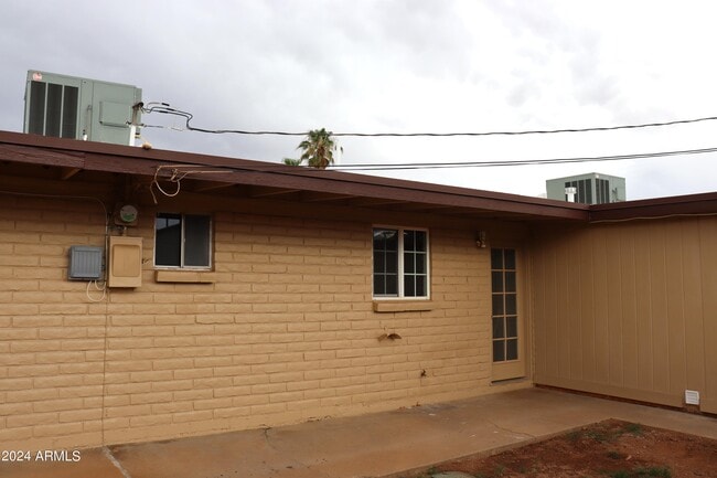 Building Photo - 1052 Chaparral Cir