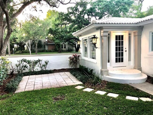 Building Photo - 1801 Beach Dr NE