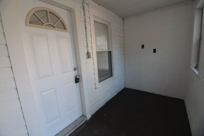 Building Photo - Updated 1 Bedroom Pet Friendly Home - Rent...