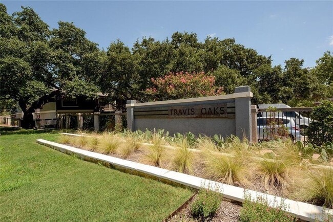 Building Photo - Charming 2 bd 2 bath Condo in Travis Oaks ...
