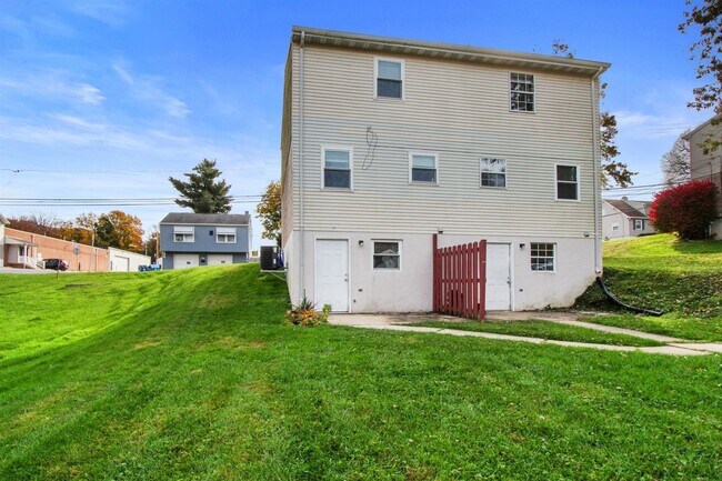 Building Photo - Bright 2BR Townhome in Dallastown School District!