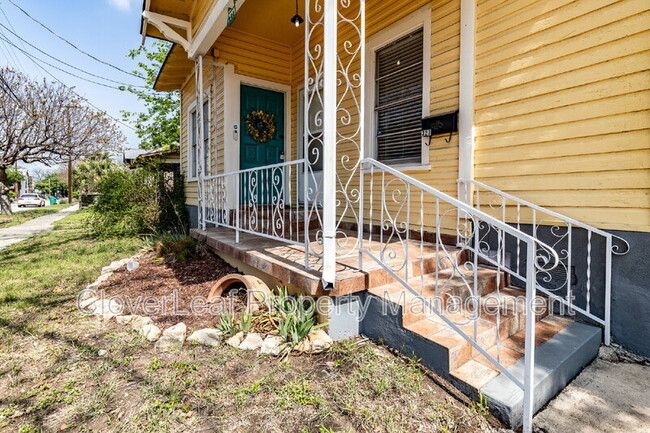 Building Photo - 323 Barrera St