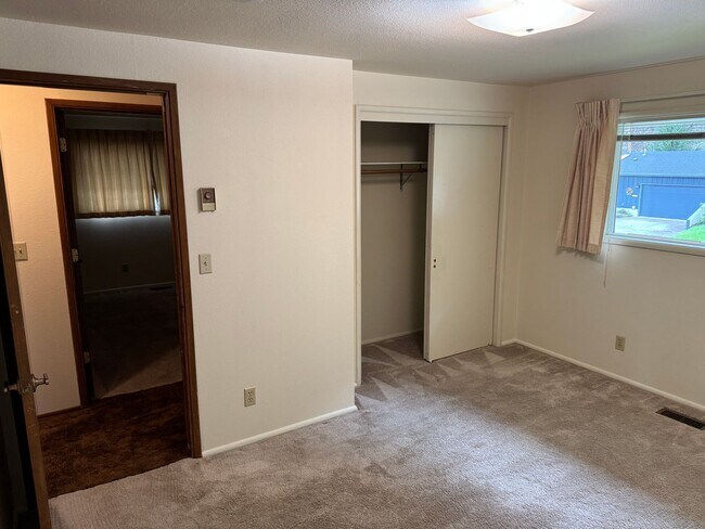 Building Photo - Updated 2 bedroom 1 bathroom house in Eugene!