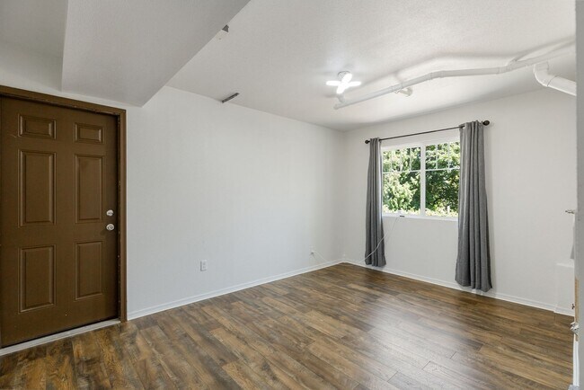 Building Photo - Huge fully fenced dog yard! RV/Boat extra parking! 4 bdrm 2.25 bath. Minutes to I-5, Everett Mall...