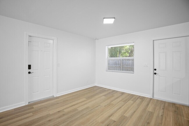 Building Photo - 401 42nd St
